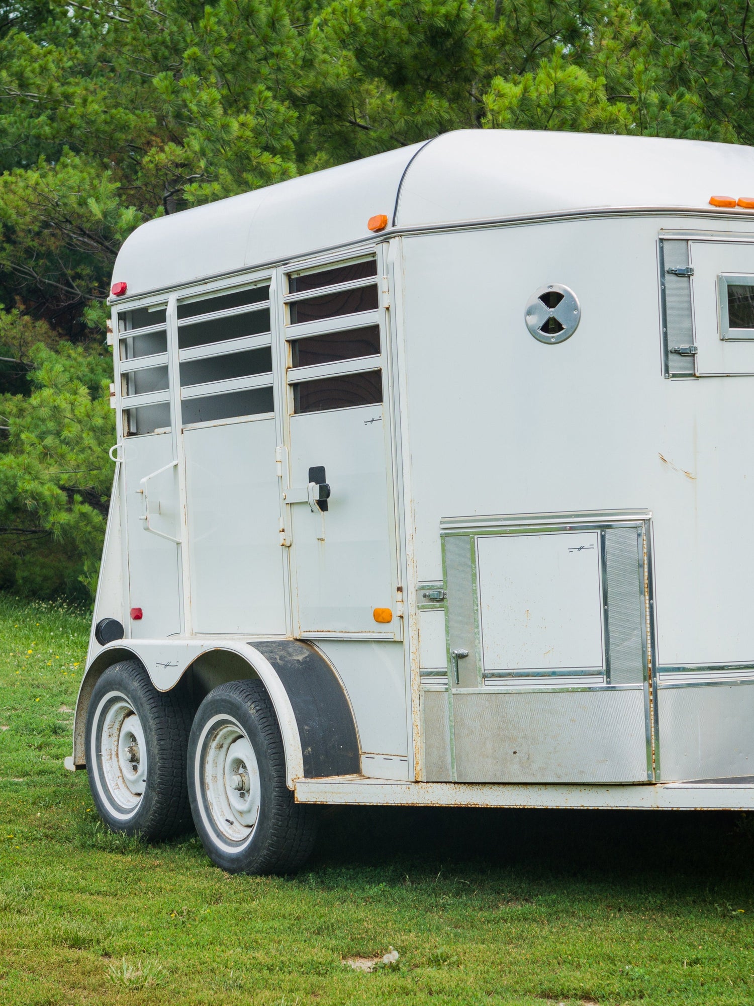 How Much Does A Single Horse Trailer Weigh