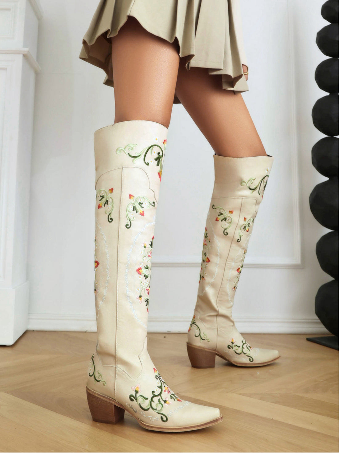 Exquisite Floral Embroidered Cowgirl Boots